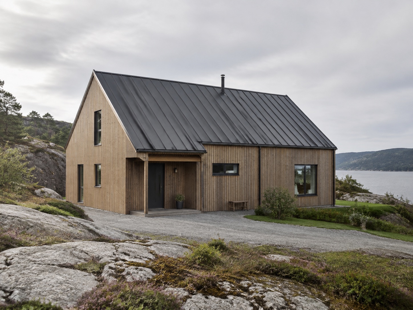 KI-laga illustrasjon av ein moderne einebustad i tre ved sjøen